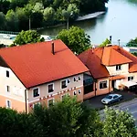 Sobe Ob Sotocju Budic Catez Ob Savi 3*